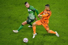 Cristiano Ronaldo in azione contrastato da Olekszandr Zubkov nella partita di Champions Ferenkvaros-Juventus.