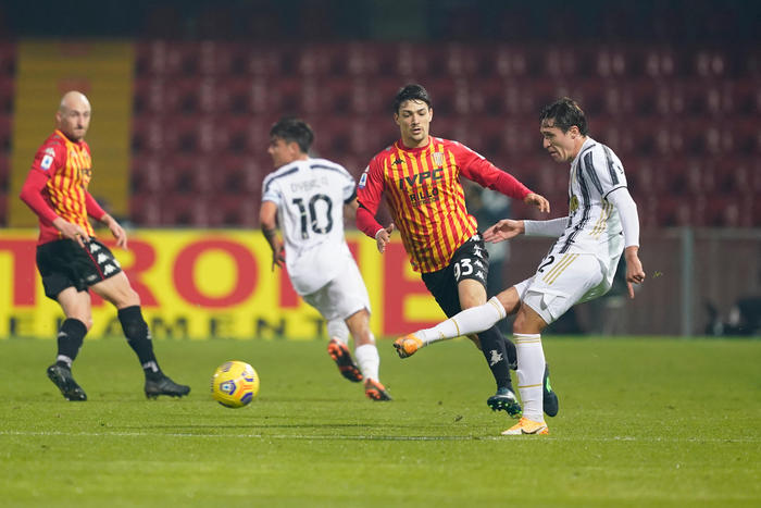 Federico Chiesa in azione della partita pareggiata 1-1 dalla Juventus con il Benevento.