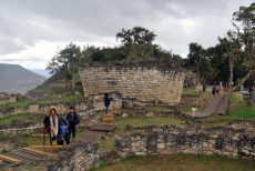 Turisti visitano le rovine del tempio di Kuelap, nella regione amazonica del Perú.