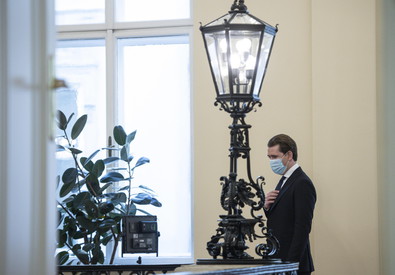Il cancelliere austriaco Sebastian Kurz con la mascherina.