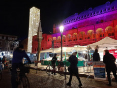 Piazza della Frutta e il Palazzo della Ragione illuminati per il Natale, a Padova