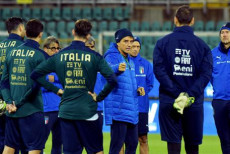 Roberto Mancini dirige una sessione d'allenamento degli azzurri.
