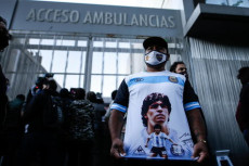 Un fan di Maradona davanti alla clinica di Buenos Aires dove hanno operato all'ex "Pibe de Oro". Immagine d'archivio.
