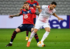 Xeka e Hakan Calhanoglu in azione nella partita di Coppa Uefa Milan-Lille.