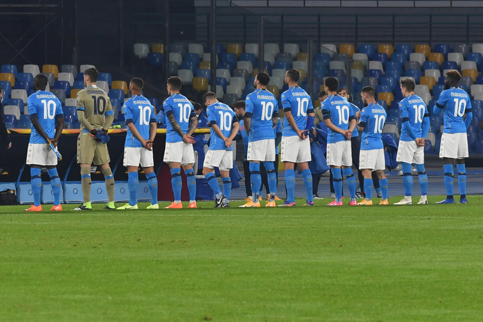 I giocatori del Napoli in campo prima della partita di Europa League contro il Rejika con il n.10 e il nome di Maradona.