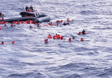 Naufraghi nuotano nel mare vicino a un gommone. I(mmagine d'archivio