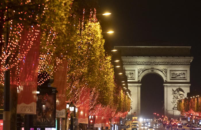 Addobbi natalizi sugli Champs Elysees e l'arco di Trionfo a Parigi