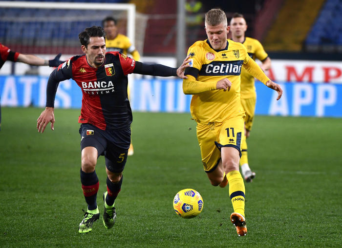 Edoardo Goldaniga (Genoa) e Andreas Cornelius (Parma) in azione durante Genoa-Parma.