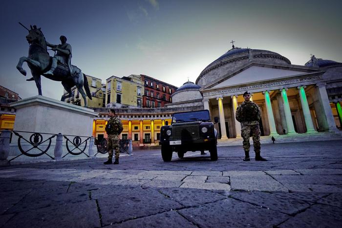 I militari in piazza del Plebiscito a Napoli.