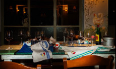 Dal sito web del ristorante Pozzo di Bugia, a Seravezza; la tavola imbandida.