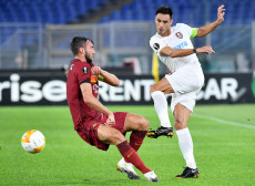Contrasto tra Bryan Cristante e Camora nella partita di Europa League della Roma contro il CFR Cluj