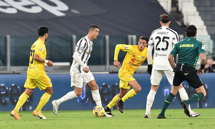 Cristiano Ronaldo in azione nella partita Juventus-Cagliari.