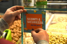 I cartelli che pubblicizzano l'iniziativa 'Sconti e Sicurezza' over 65 in Liguria, al Mercato Orientale