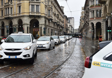 Taxi in una strada di Torino.