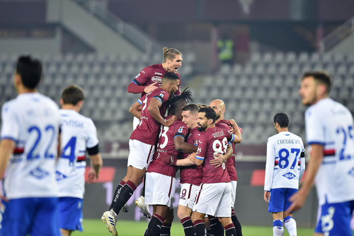 Andrea Belotti accerchiato dai compagni di squadra dopo il gol dell'1-0 del Torino con la Sampdoria.