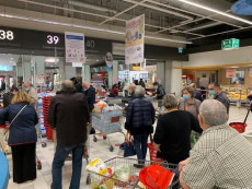Vigilia lockdown a Torino, file al supermercato.