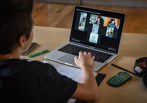 Adolescente segue le lezioni a distanza davanti ad un computer.