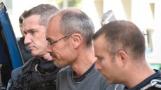 Vincenzo Vecchi (c) in mezzo a due agenti della polizia francesi.