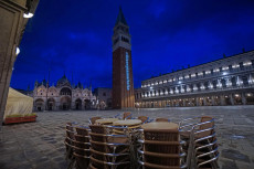 Il campanile della Basilica di San Marco illuminata con le parole"Risorgiamo Italia"