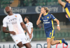 Antonin Barak del Verona festeggia il gol,segnato al Benevento
