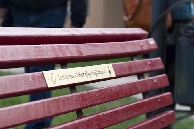 La panchina verniciata di rosso a Villa Franchin per il progetto "Una panchina rossa contro la violenza" per la campagna di sensibilizzazione contro i femminicidi a Mestre