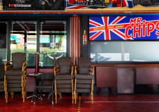 Un pub di Londra chiuso, con le sedie incatenate fuori dal locale.