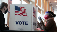 Una donna vota in un seggio elettorale negli Stati Uniti.