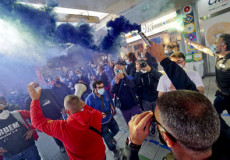 Operai della Whirlpool con megafoni e fumogeni protestano nella stazione di Napoli.