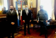 L'ambasciatore Giuseppe Manzo e lo chef Donato De Santis con il Ministro dello Sviluppo Produttivo argentino Matías Kulfas.