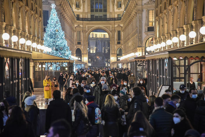 Assembramenti a Milano nello shopping pre-natalizio