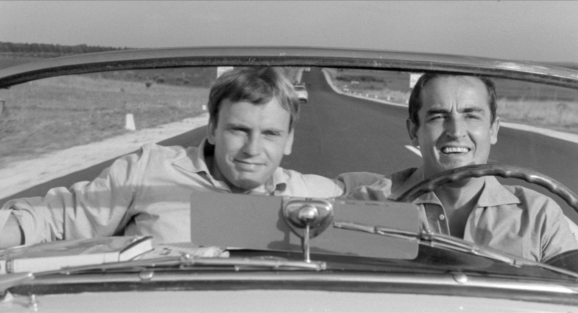 Jean-Louis Trintignant con Vittorio Gassman in una scena del film "Il sorpasso"