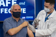 Mike Pence ripreso in diretta tv mentre prende il vaccino.