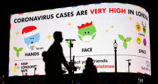 In Piccadilly Circus a Londra un schermo gigante sul Coronavirus.