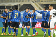 Federico Bernardeschi segna contro l'Estonia e festeggia conn i compagni di squadra
