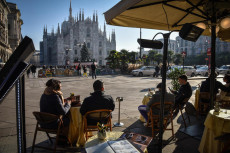 Primo giorno di riapertura servizio tavolini al bar la domenica mattina, in piazza Duomo a Milano