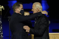 Il presidente eletto Joe Biden abbraccia il figlio Hunter Bidenin una recente foto.