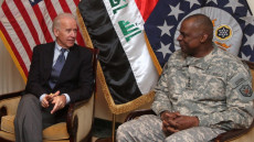 Joe Biden e il generale Lloyd Austin (attualmente in congedo) in una foto d'archivio della Bbc