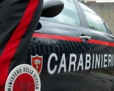 Foto carabinieri, auto con militare dell'Arma con paletta