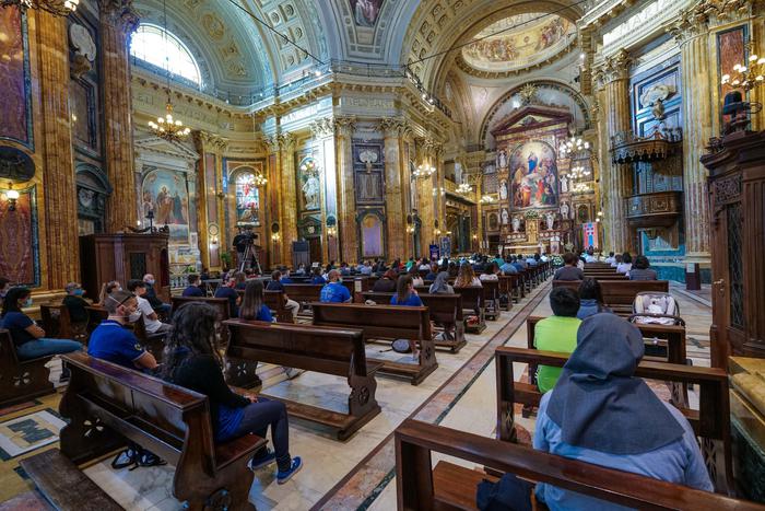 La Messa nella basilica di Santa Maria Ausiliatrice a Torino durante la pandemia Covid-19..