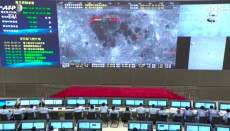 Chang'e-5: gli applausi degli scienziati cinesi nel momento dell'allunaggio della sonda spaziale