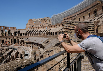 Turista fotografa l'arena del Colosseo.