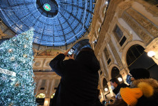 Persone fotografano l'Albero di Natale nella Galleria Vittorio Emanuele a Milano.