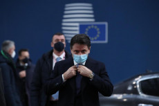 Il presidente del Consiglio, Giuseppe Conteindossa la mascherina al summit europeo a Bruxelles.