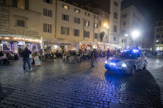 Controlli assembramenti della Polizia a Piazza Campo dei Fiori, Roma