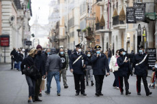 Agenti delle forze dell'ordine, cin i volti coperti da mascherine, effettuano controlli anti assembramenti nelle vie del centro storico durante lo shopping natalizio, Roma