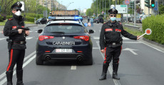 Carabinieri ed esercito controllano automobilisti e pedoni lungo la via Emilia per evitare spostamenti non autorizzati nel giorno di Pasquetta a San Donato Milanese