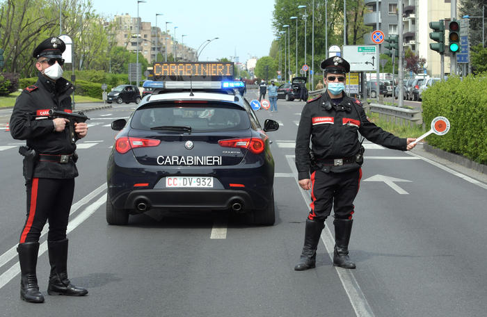 Carabinieri ed esercito controllano automobilisti e pedoni lungo la via Emilia per evitare spostamenti non autorizzati nel giorno di Pasquetta a San Donato Milanese