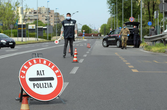 Carabinieri ed esercito controllano automobilisti e pedoni lungo la via Emilia per evitare spostamenti non autorizzati