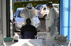 Personale sanitario effettuano un tampone ad un paziente in day-hospital a Roma.