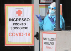 Personale sanitario nel Pronto soccorso Covid dell'Ospedale Sant'Anna a Como.